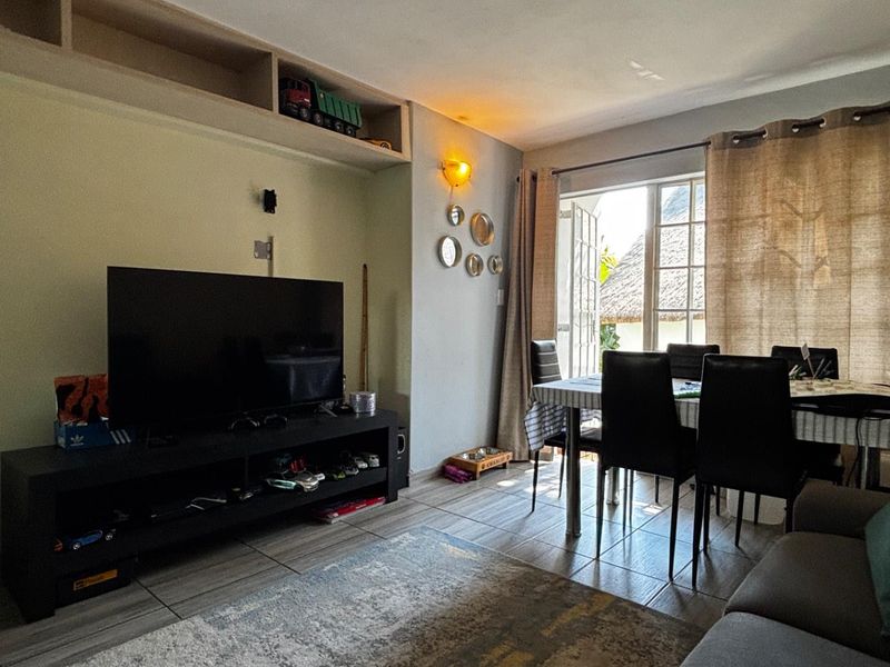 Beautifully Renovated 2-Bedroom Unit in a Sought-After Complex - Photo 6