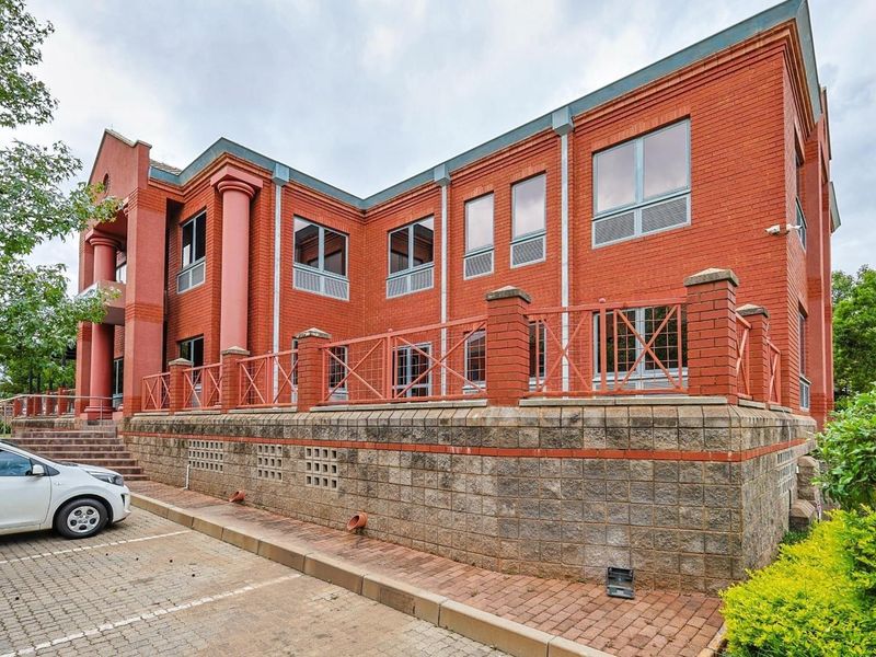 Prime Business Address: 215m2 Ground-Floor Suite with Unrivaled N1 Frontage & Connectivity - Photo 5