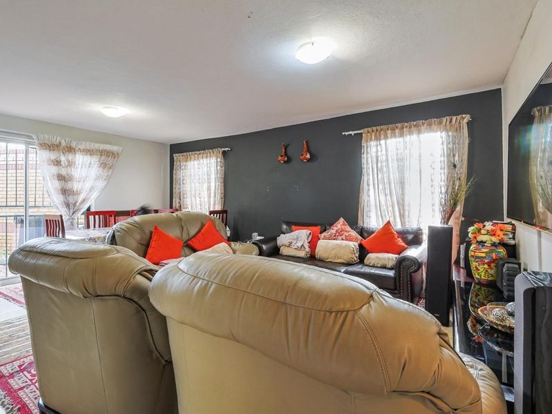 Contemporary 2-Bedroom Duplex in Sought-After Security Complex - Photo 3