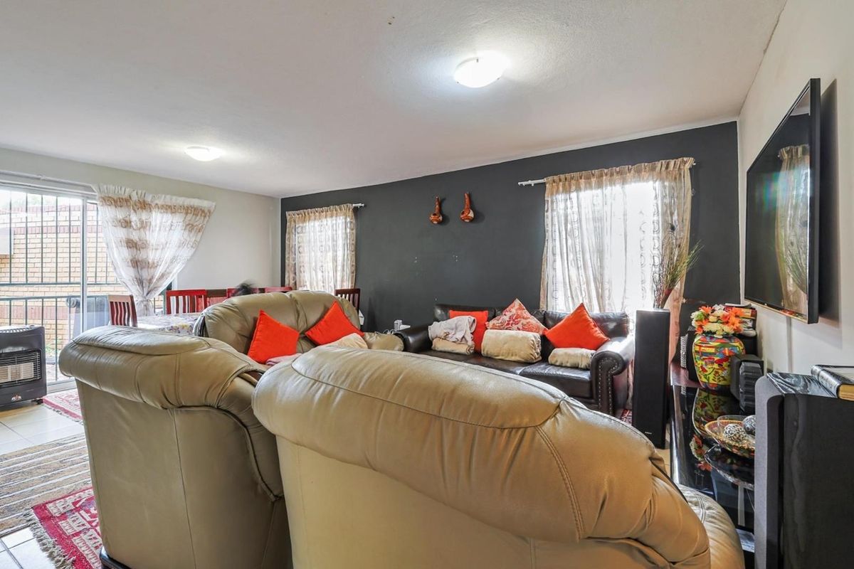 Contemporary 2-Bedroom Duplex in Sought-After Security Complex - Photo 3