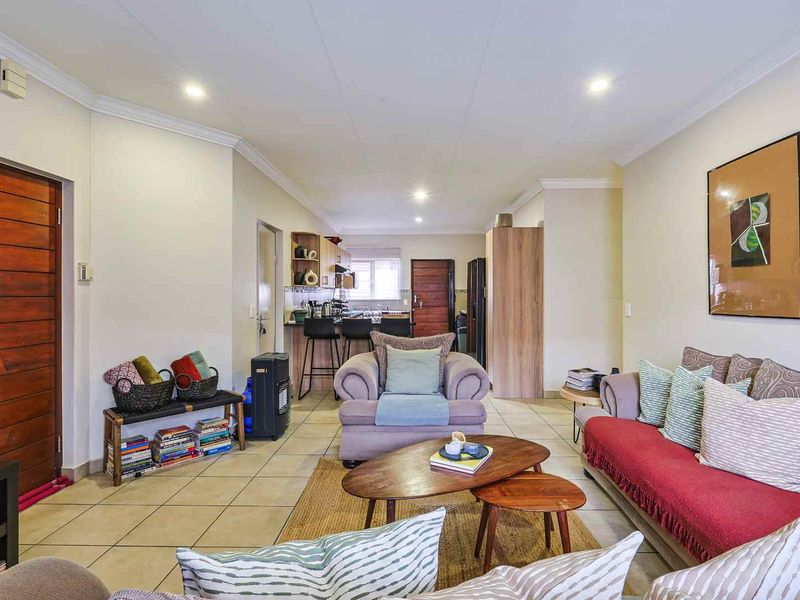 Modern 3 Bedroom Townhouse - Photo 4