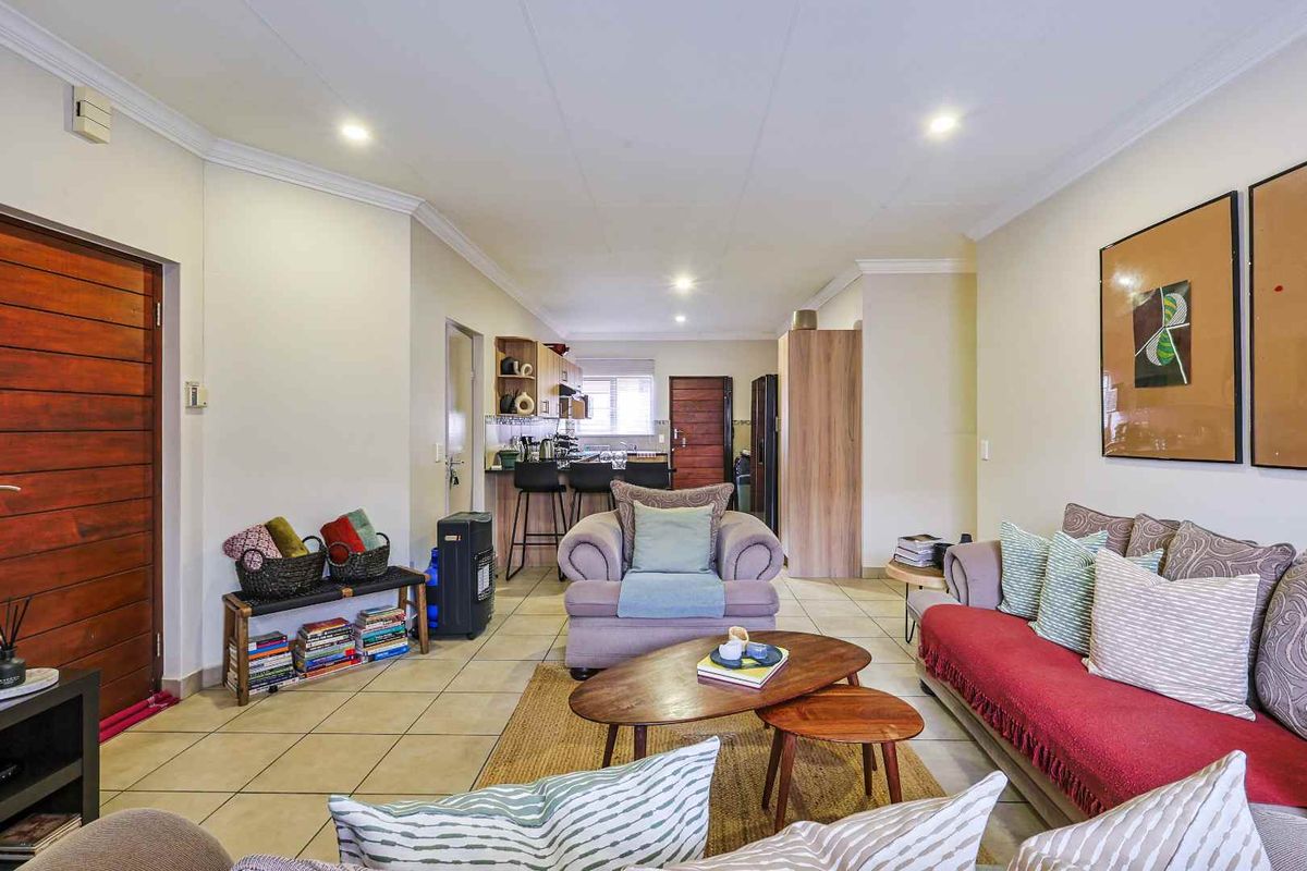 Modern 3 Bedroom Townhouse - Photo 4