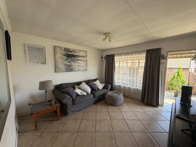 Charming 2-Bedroom Townhouse with Garden & Patio -  In a secure estate! - Photo 6