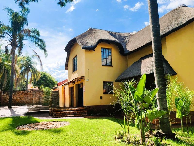 Charming 3-Bedroom Home in a Wonderful Neighborhood - Photo 3