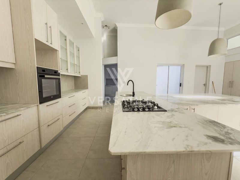 Stunning newly built home, walking distance from the sea and shopping mall. - Photo 4