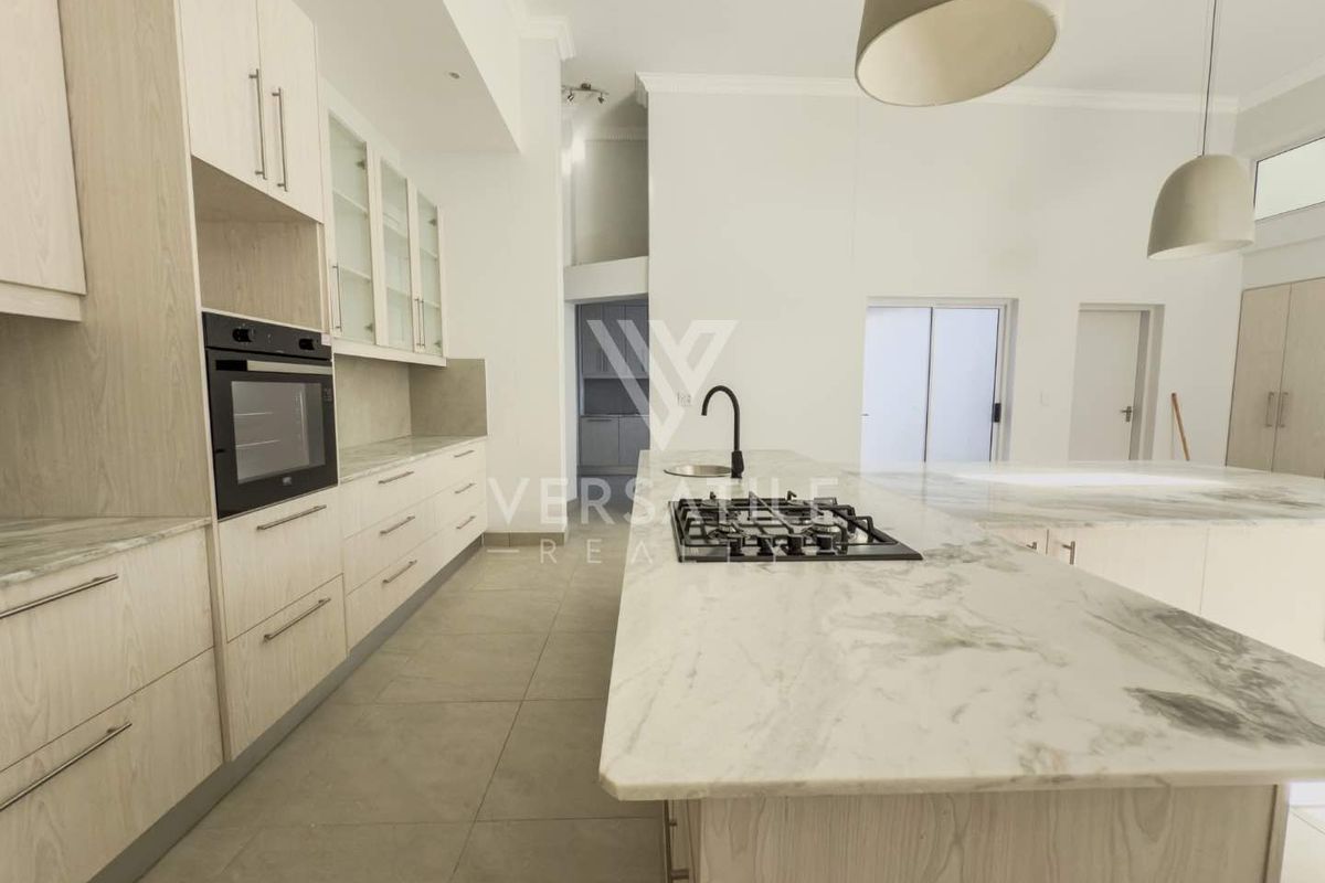 Stunning newly built home, walking distance from the sea and shopping mall. - Photo 4