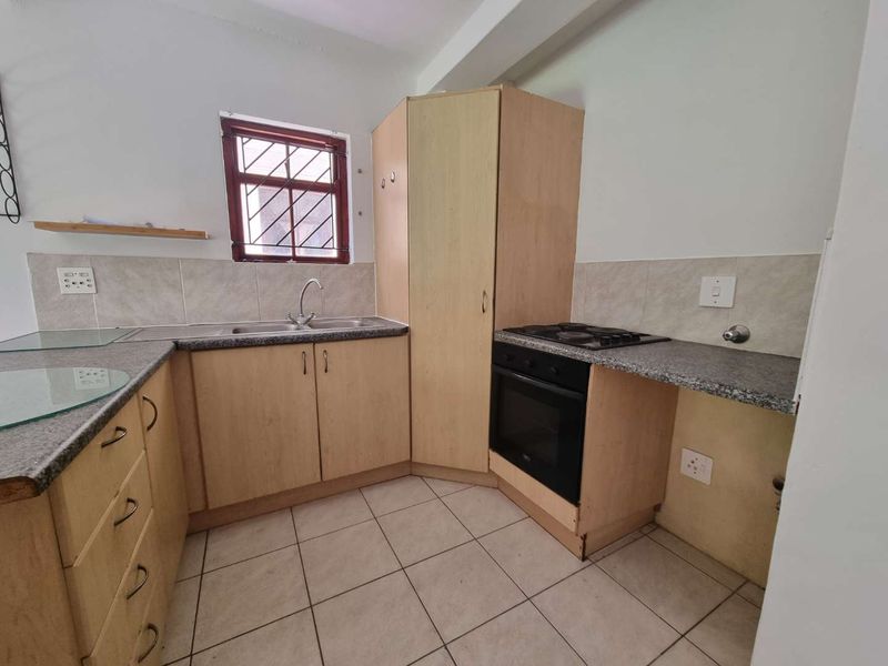 Comfortable Living in Secure Villa Rustica - Photo 9