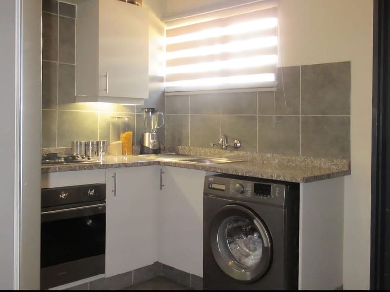 Modern Living: 3 Beds, 2 Baths, Balcony & Parking! - Photo 5