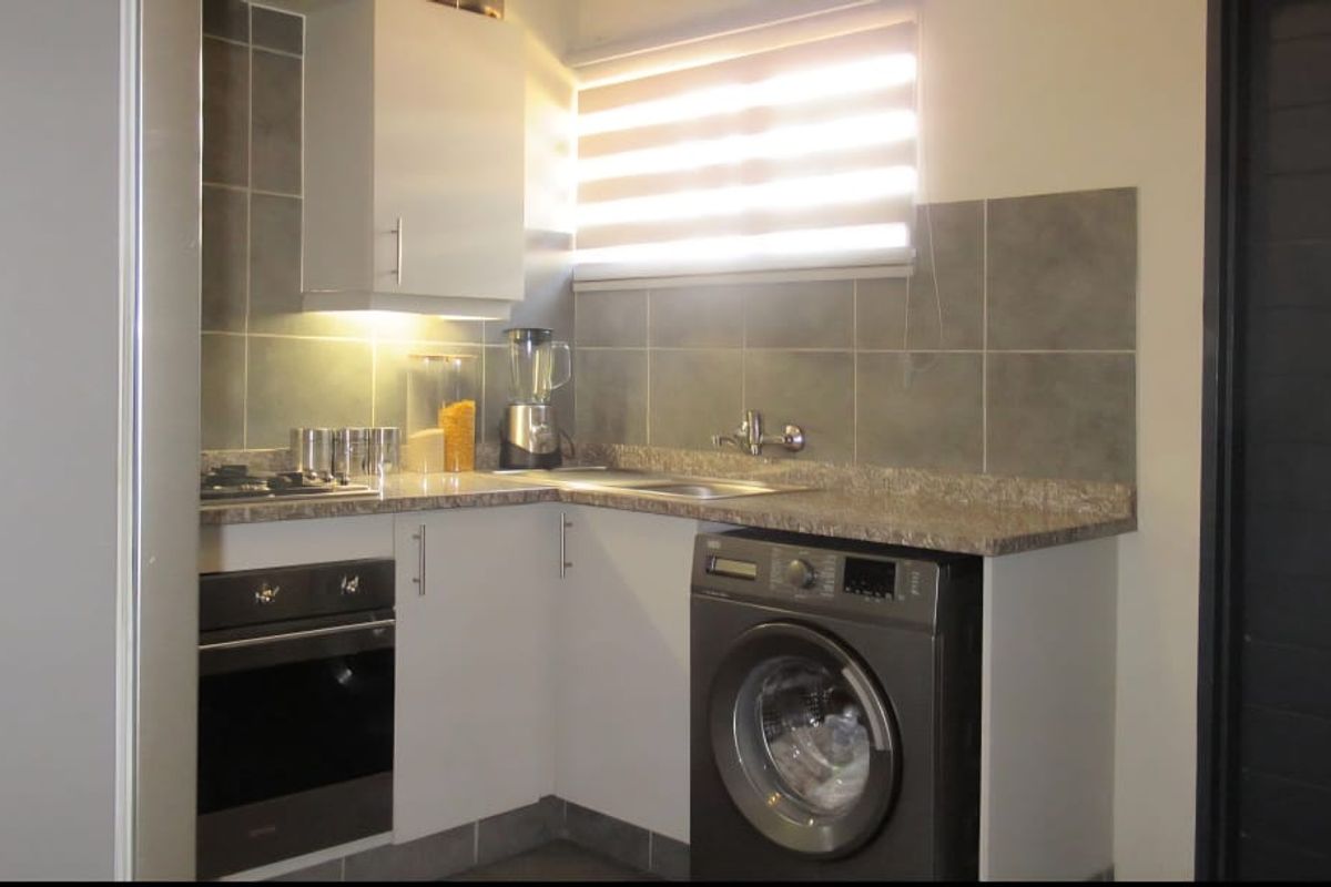 Modern Living: 3 Beds, 2 Baths, Balcony & Parking! - Photo 5