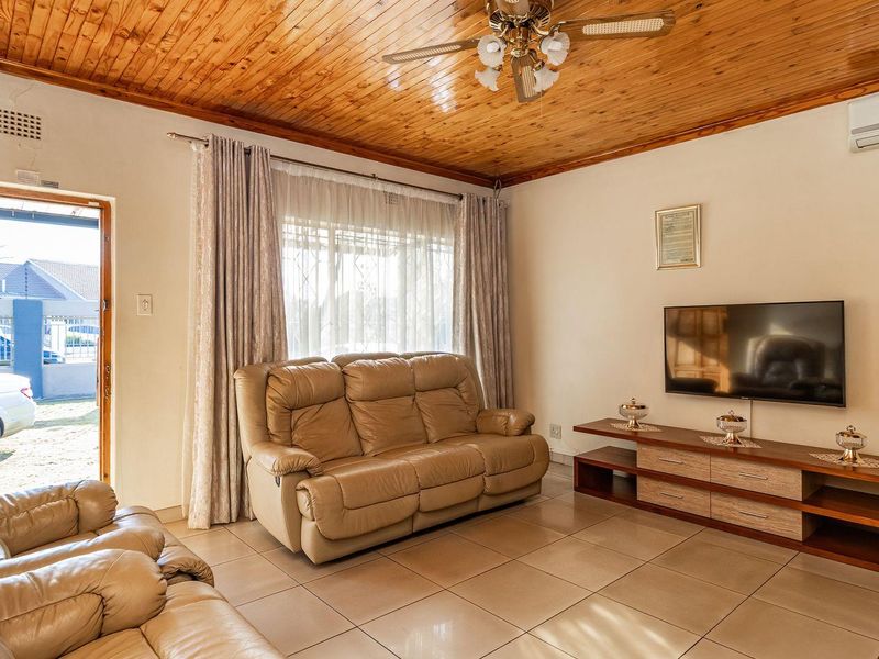 Immaculate Family Home in Rynsoord - Photo 6