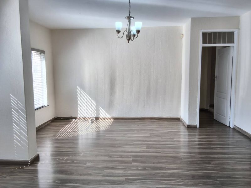 Spacious 3 Bedroom Duplex to rent in Bryanston West - Photo 5