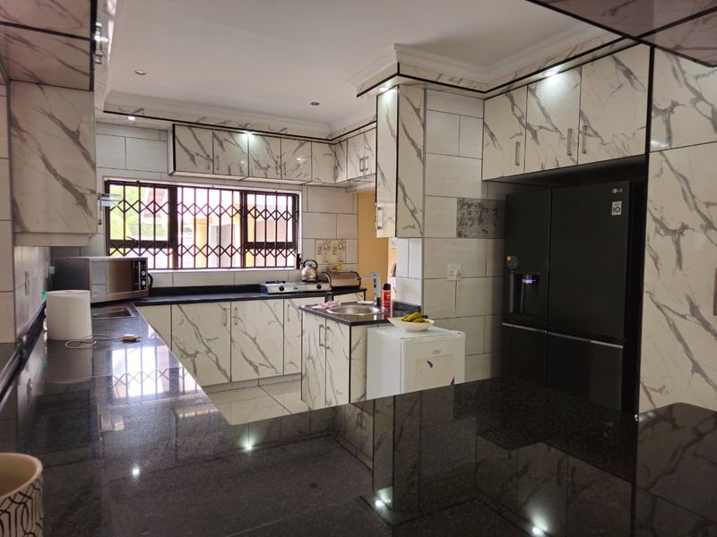 Step into this spacious and vibrant 4-bedroom home, where comfort, convenience, and modern living come together effortlessly - Photo 6