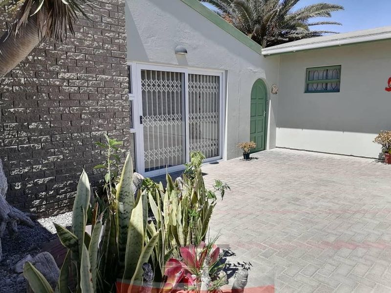 A Classic in Sought After Area - SOLE MANDATE - Photo 2