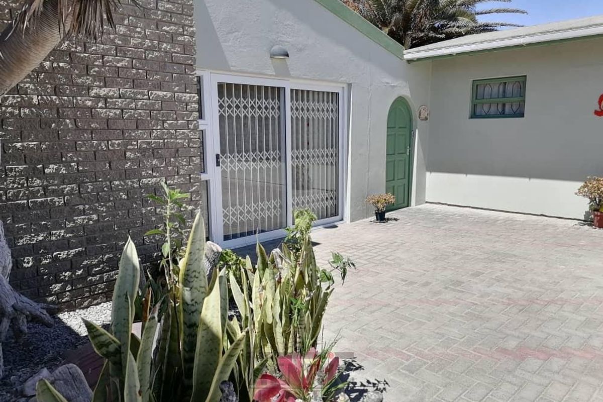 A Classic in Sought After Area - SOLE MANDATE - Photo 2