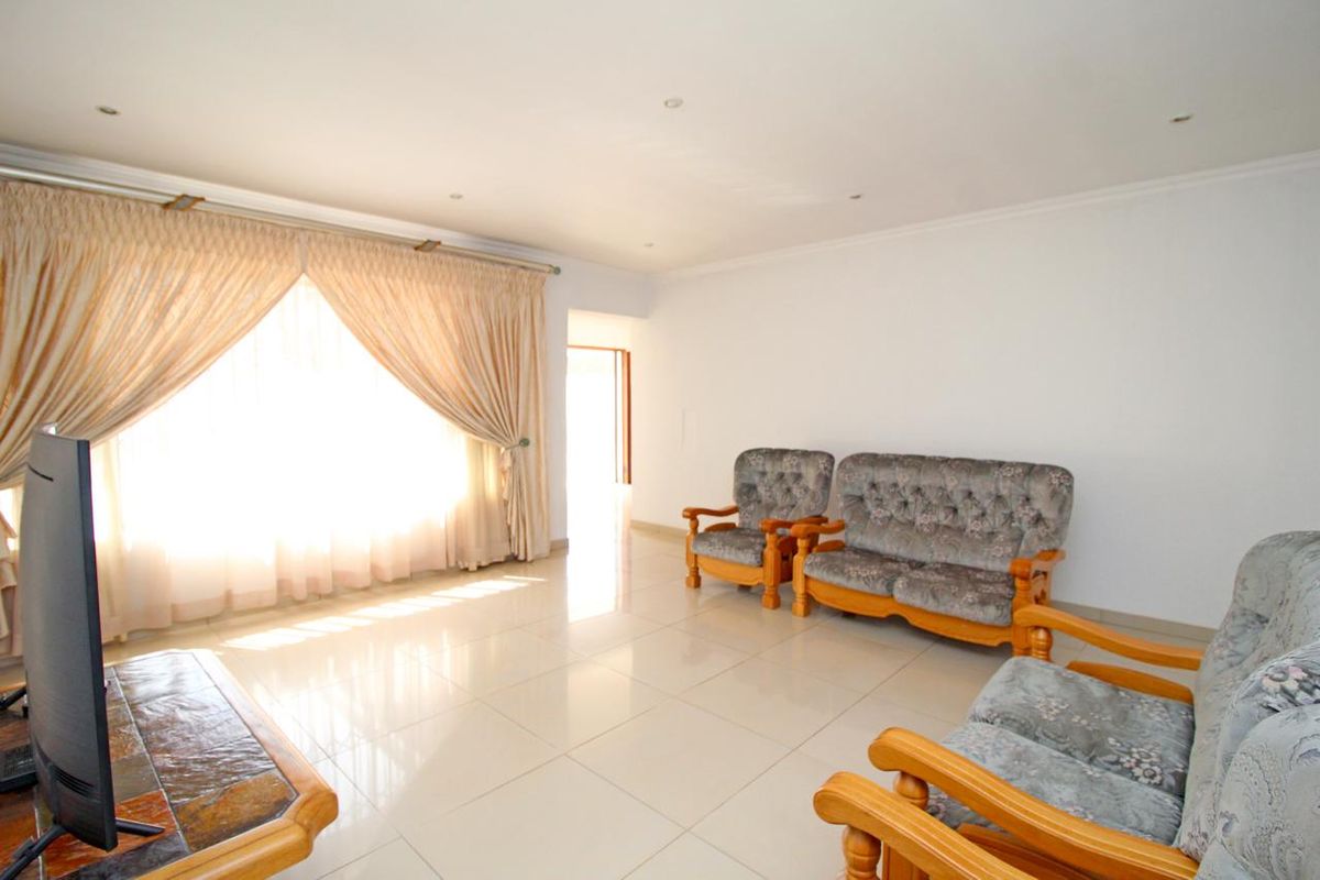 Beautiful 4 Bedroom Family Home - Photo 5
