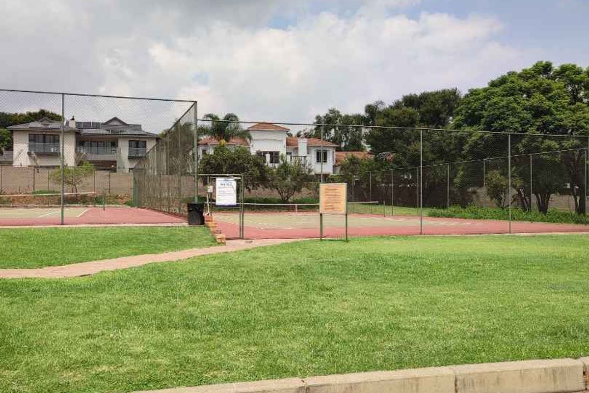 ELDO GLEN ESTATE - FREE-STANDING DOUBLE STOREY TOWNHOUSE - Photo 2