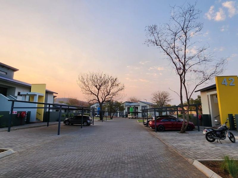 Catch it if you can ! – Stunning 3-Bedroom Townhouse to rent in Waterval East, Rustenburg - Photo 2