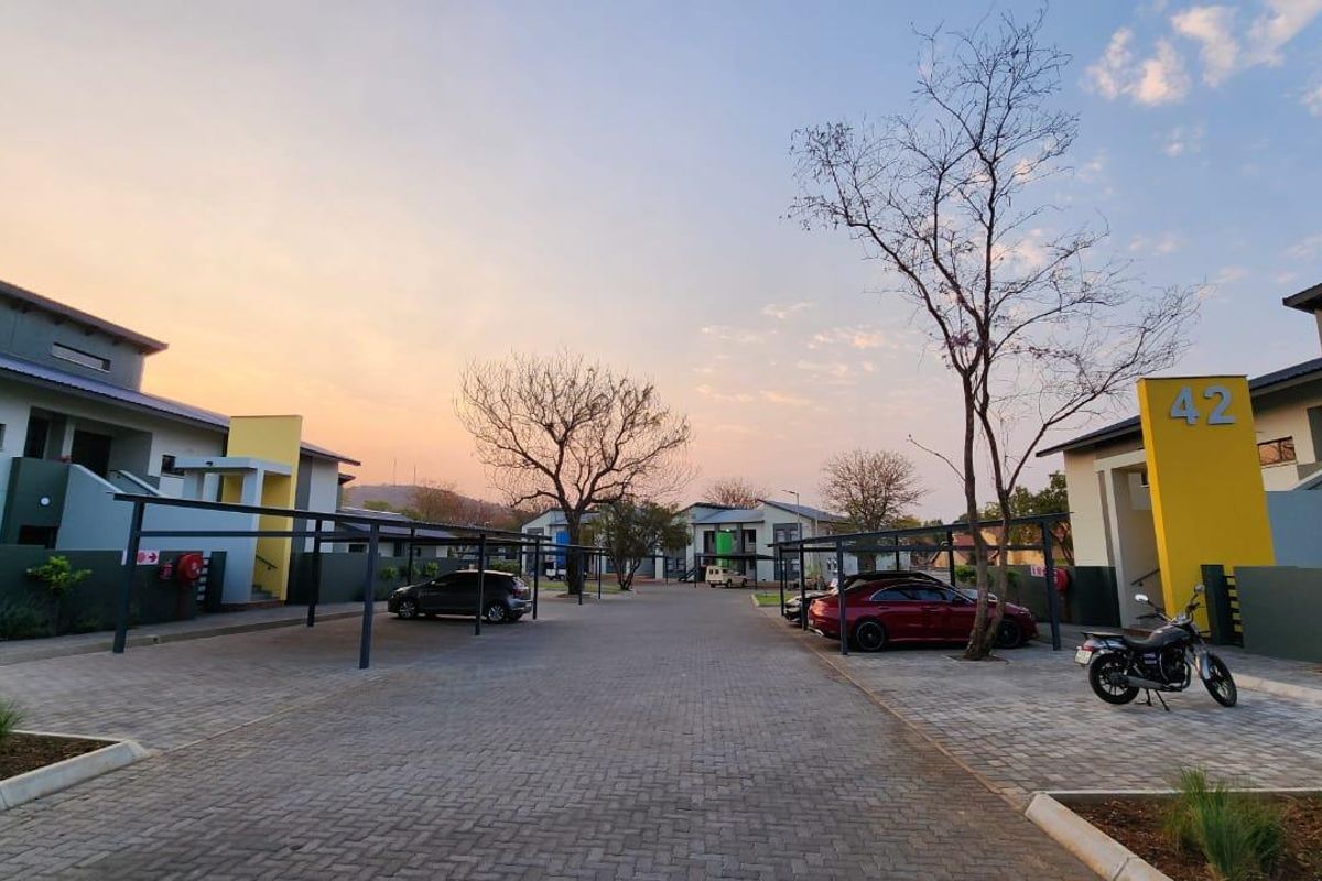 Catch it if you can ! – Stunning 3-Bedroom Townhouse to rent in Waterval East, Rustenburg - Photo 2