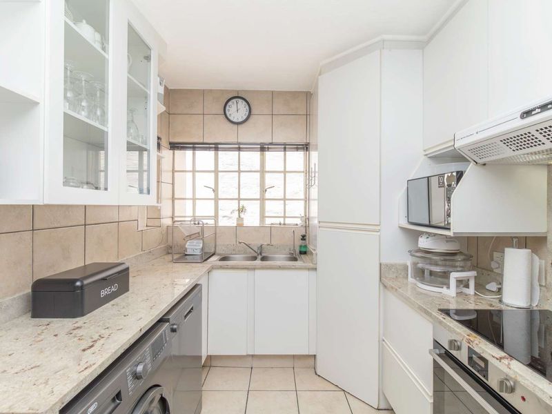 "Secure, Stylish and Spacious - Welcome Home" - Photo 5