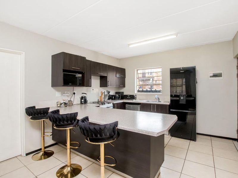 Neat 2 bedroom 2 bathroom unit for sale in Honey Park Roodepoort - Photo 7