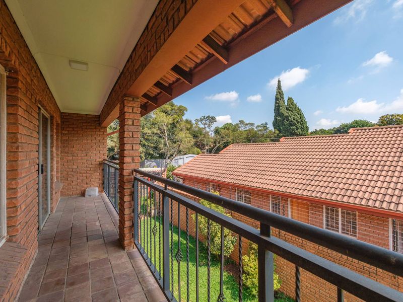 Klinker Brick, lock up and go, in a great location. - Photo 3