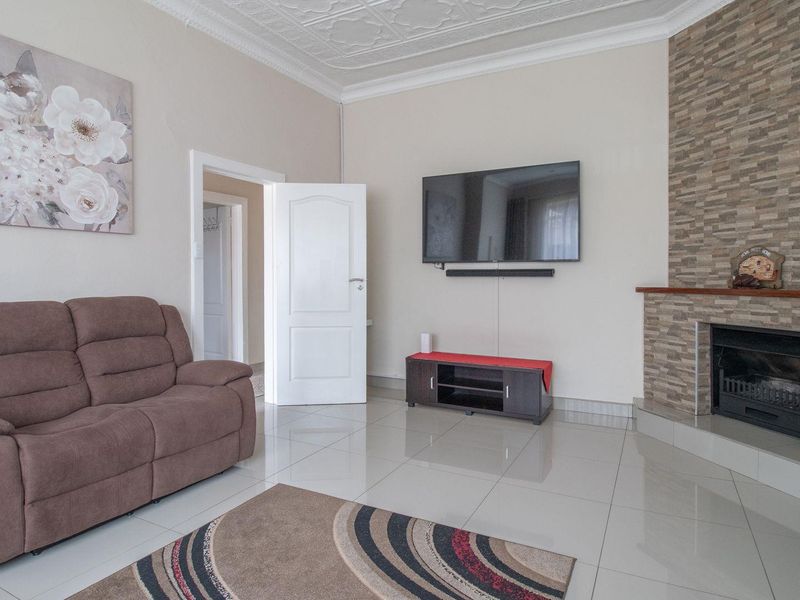 Charming 3-Bed Home with Income-Generating Flatlets! - Photo 5