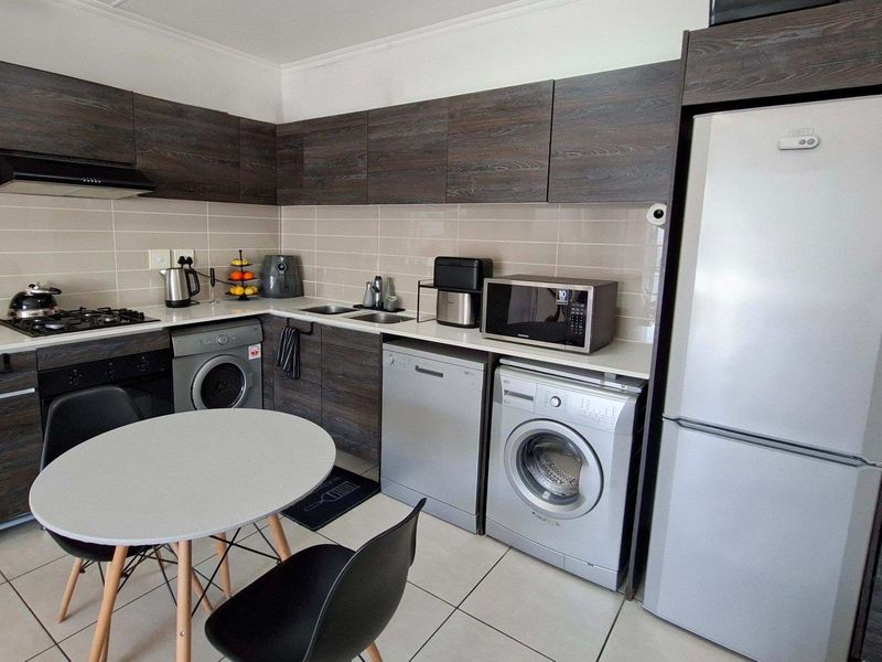 Lovely 1 bedroom, 1 bathroom, top floor apartment for sale in Petervale - Photo 2