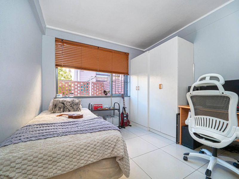 Modern 2-Bedroom Ground-Floor Apartment with Private Courtyard - Photo 9