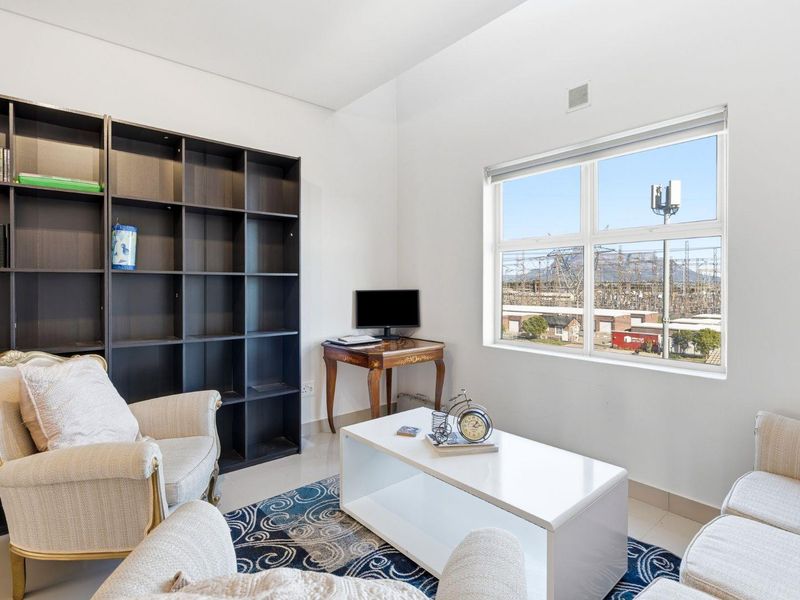 Convenient, Secure Top-Floor Apartment in Edgemead! - Photo 4