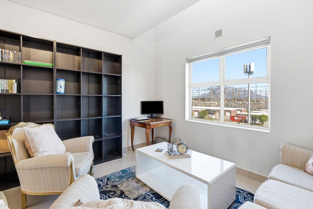 Convenient, Secure Top-Floor Apartment in Edgemead! - Photo 4