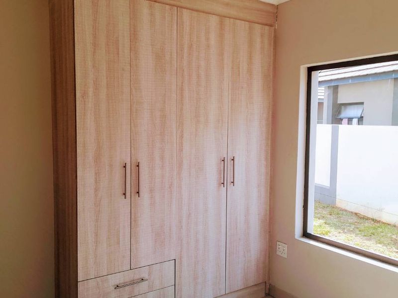 Pet-Friendly 4-Bed Oasis in Symphony Park - Photo 8