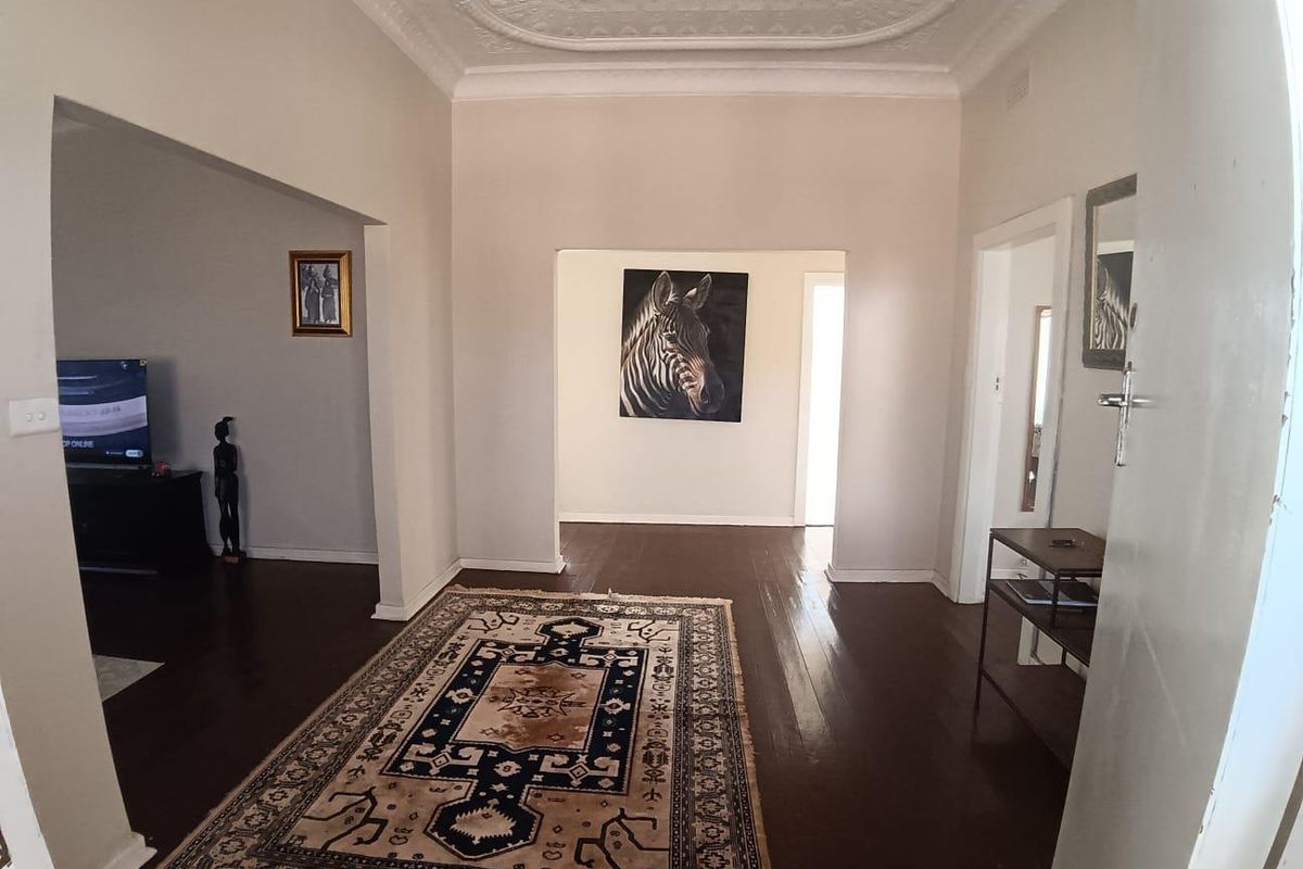 Charming 2 bedroom home with 3 cottages in quiet secure area - Photo 3
