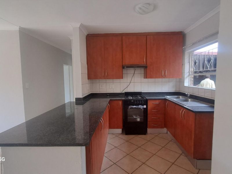 3 Bedroom Simplex in a pet friendly complex - Photo 8