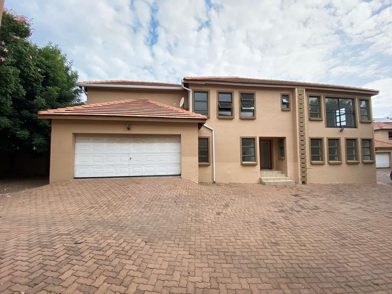 5 Bedroom  Townhouse for sale In Kosmosda - Photo 2