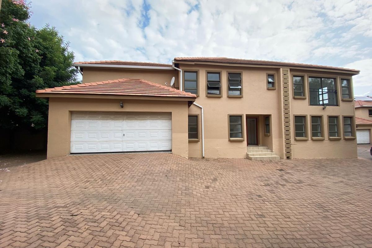 5 Bedroom  Townhouse for sale In Kosmosda - Photo 2