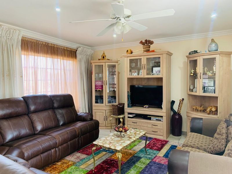 Stunning 3-Bedroom Townhouse Available for Rent - Photo 3