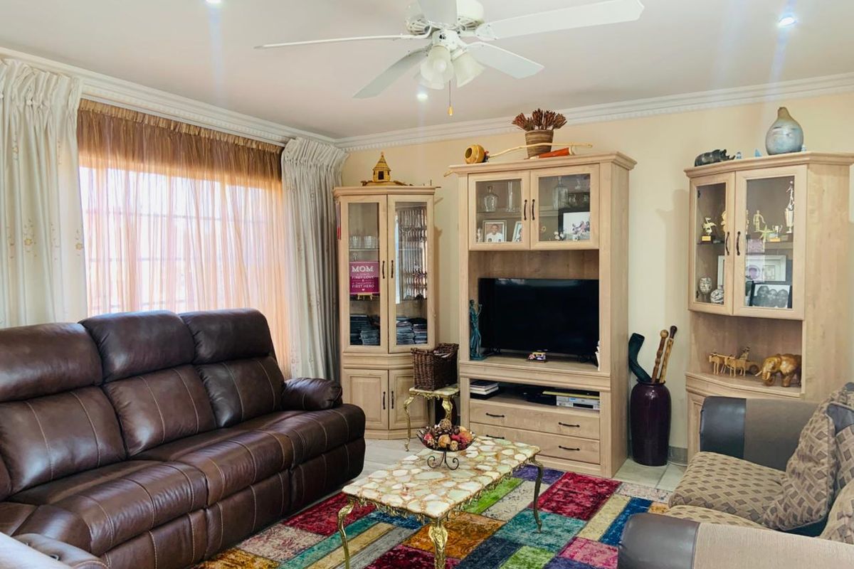 Stunning 3-Bedroom Townhouse Available for Rent - Photo 3