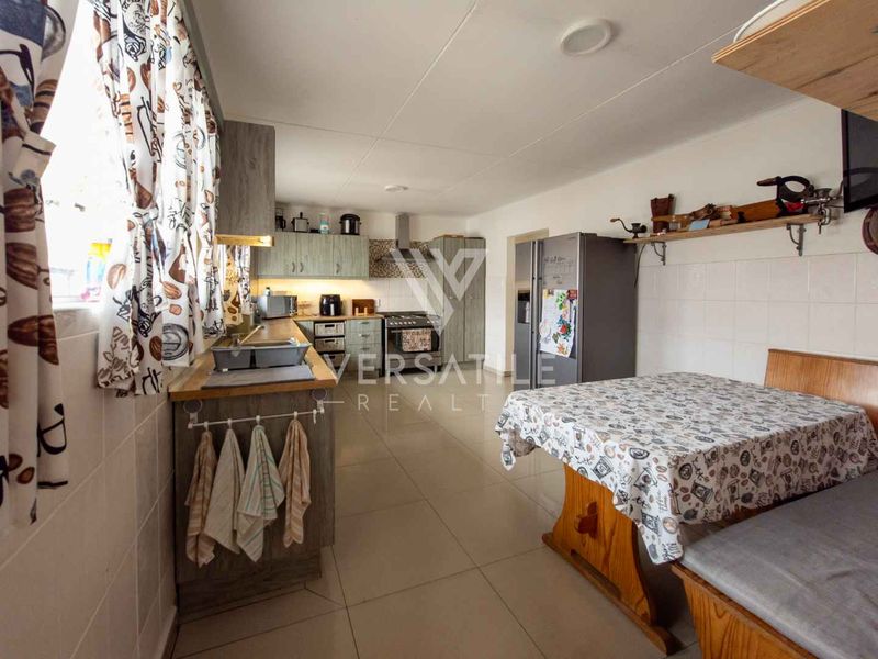 3 bedroom home with bachelor flat - Photo 9