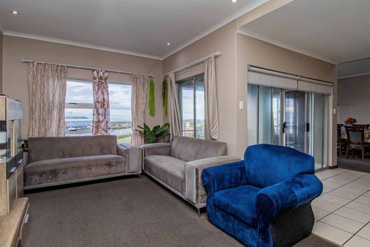Spacious loft unit in a popular complex in the heart of Heiderand. - Photo 3