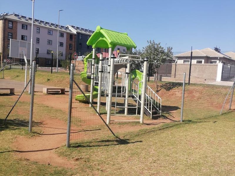 Eagles@Riverside R 560 000 - Neat 2 bed , 1 bath apartment - Photo 2