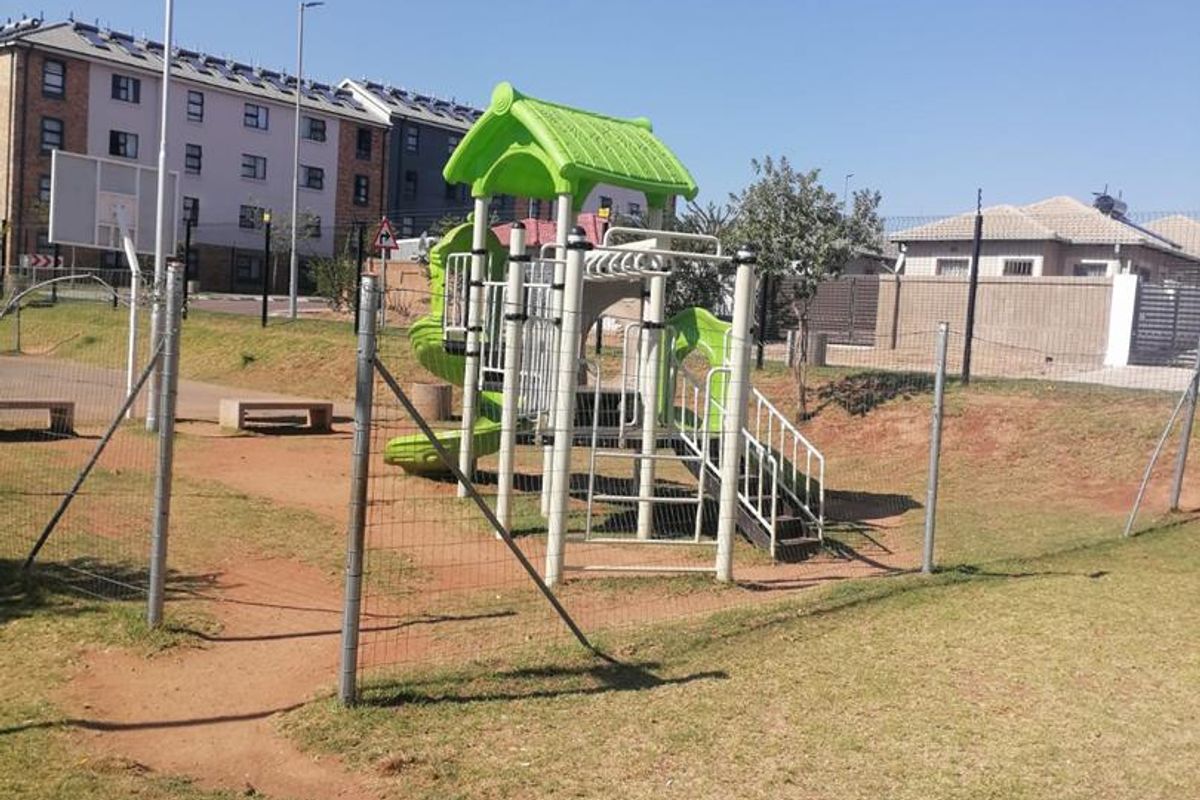 Eagles@Riverside R 560 000 - Neat 2 bed , 1 bath apartment - Photo 2