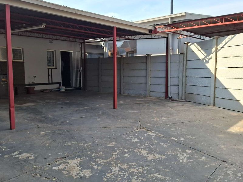 Charming 3 Bedroom Home with Awesome Amenities - Photo 2