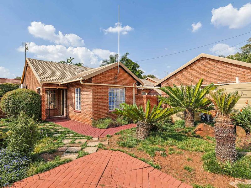 Secure, Off-Grid 4-Bedroom Home – A Rare Find in Faerie Glen - Photo 4