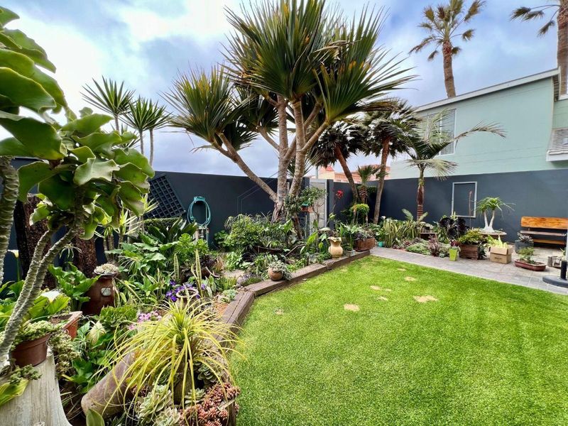 Modern 3-bedroom home with 2 bed-cottage in prime Lagoon Area - Photo 2
