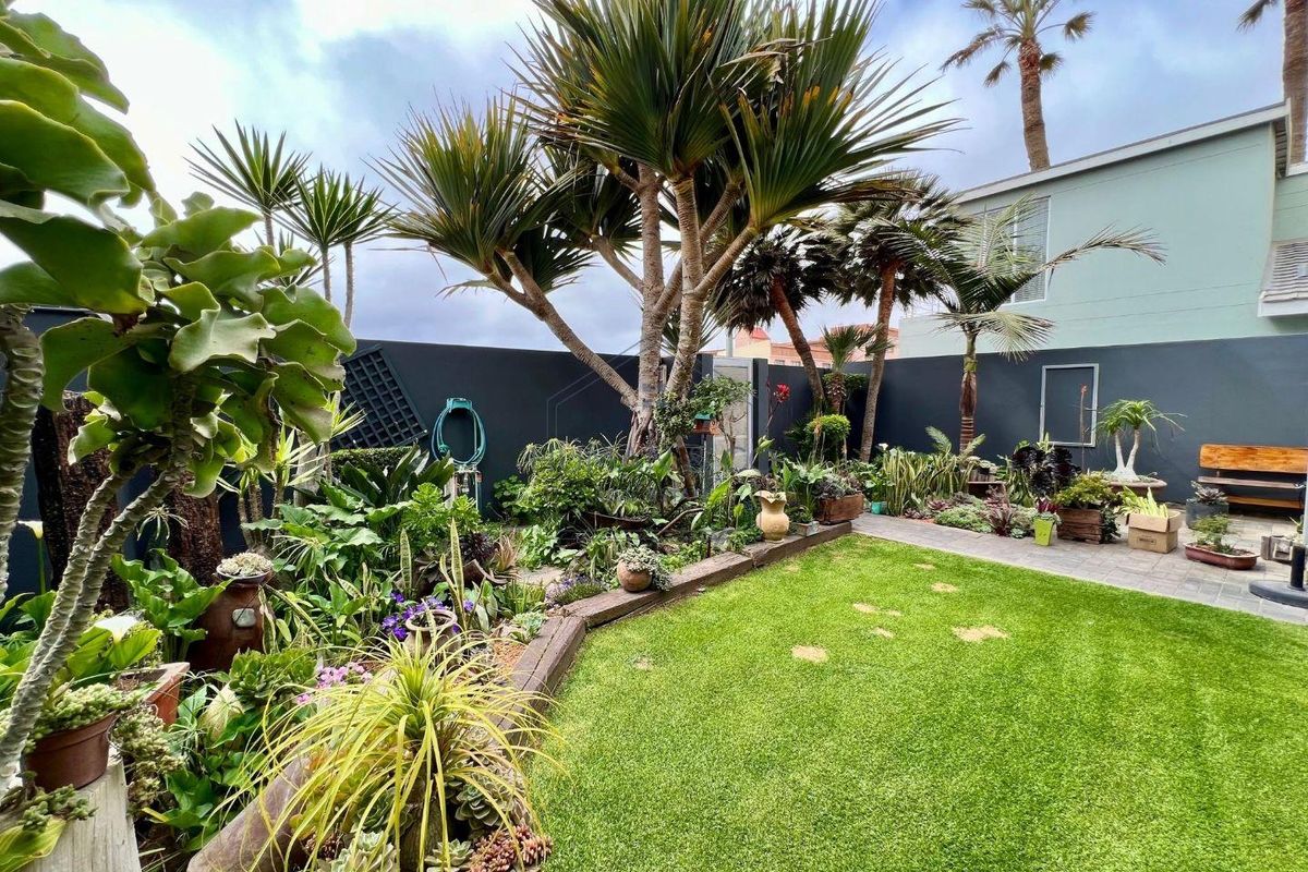 Modern 3-bedroom home with 2 bed-cottage in prime Lagoon Area - Photo 2