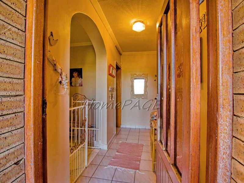Central, Walvis Bay:  Spacious, very neat home in a good area, for sale - Photo 3
