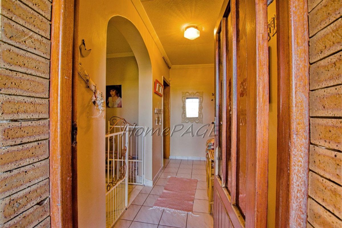 Central, Walvis Bay:  Spacious, very neat home in a good area, for sale - Photo 3