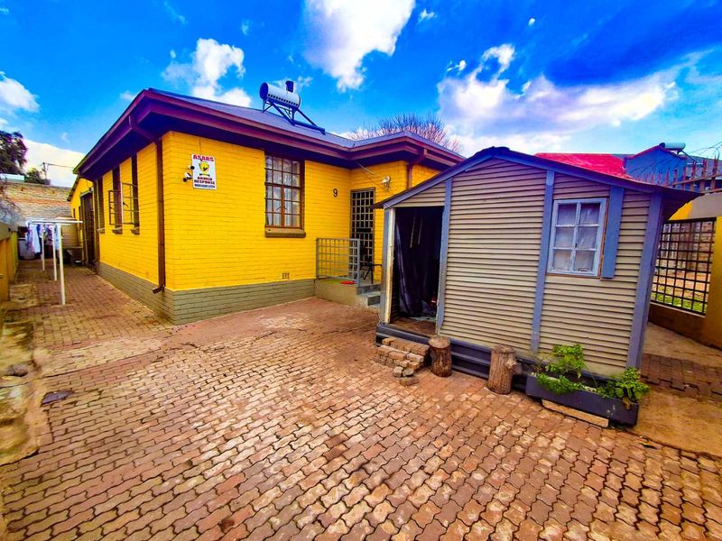 Fully furnished property in Jan Hofmeyer near the University of Johannesburg and the SABC offices, ideal for student accommodation near the and the SABC office - Photo 2