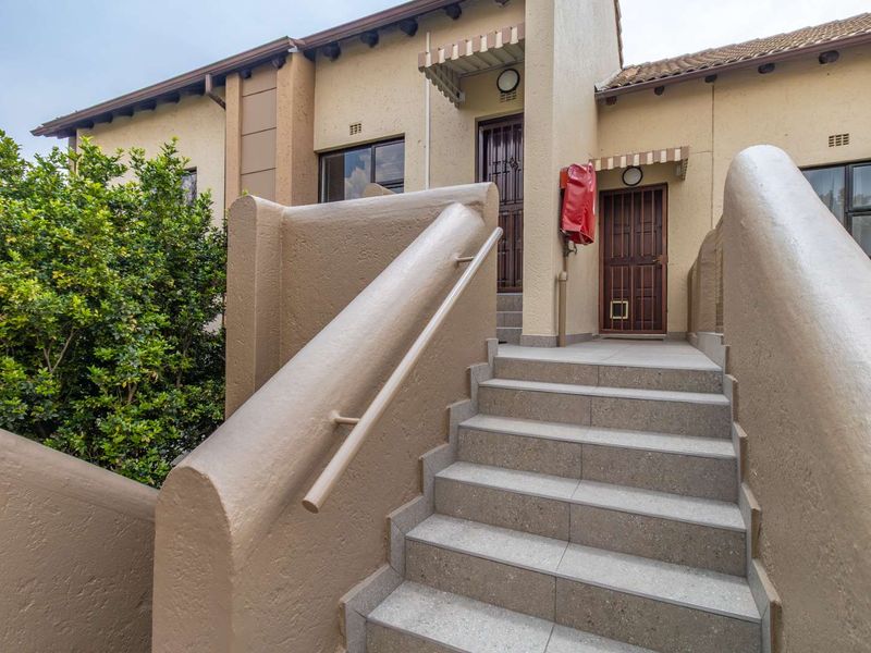 3 bedroom apartment in the leafy heart of Paulshof - Photo 8