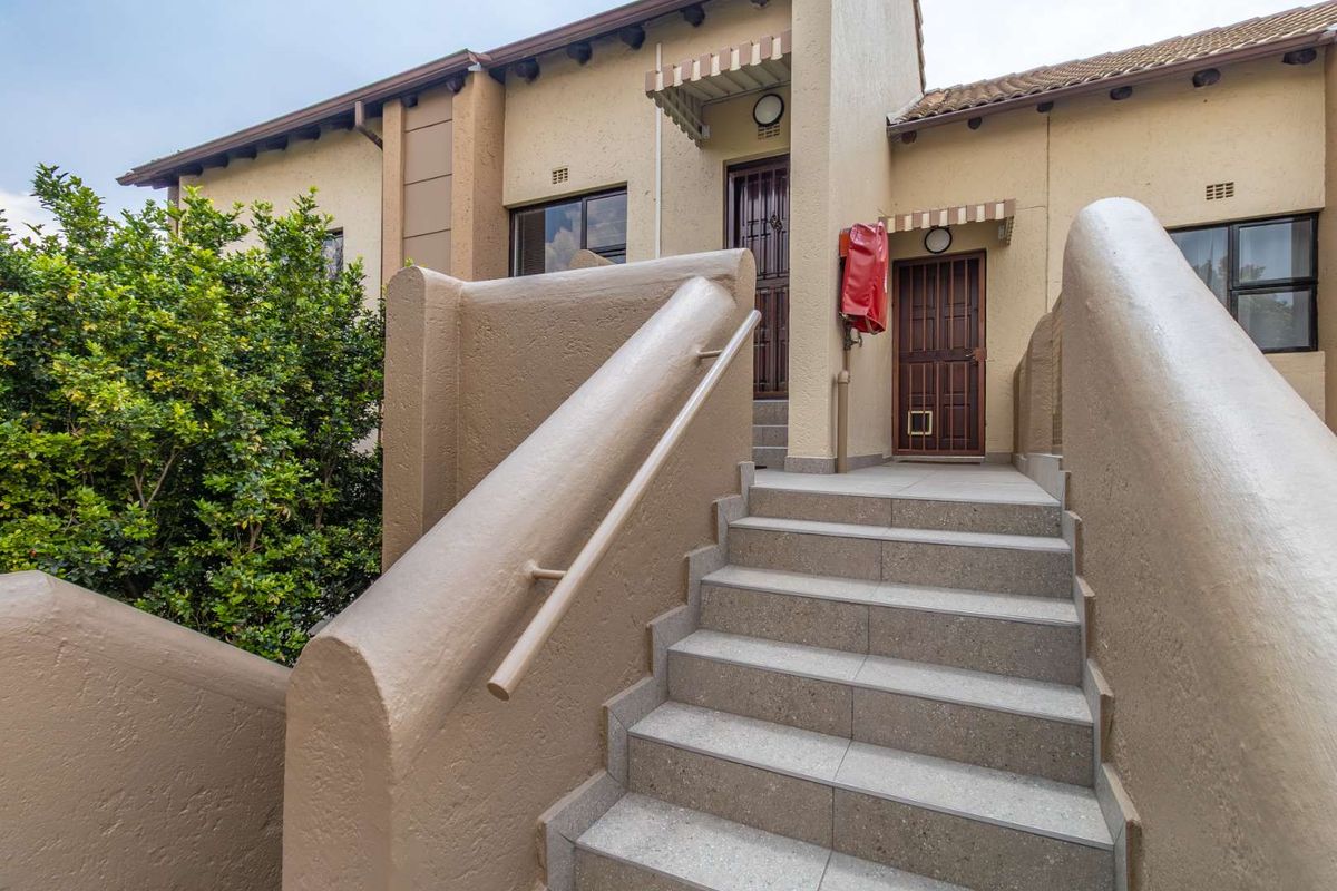 3 bedroom apartment in the leafy heart of Paulshof - Photo 3